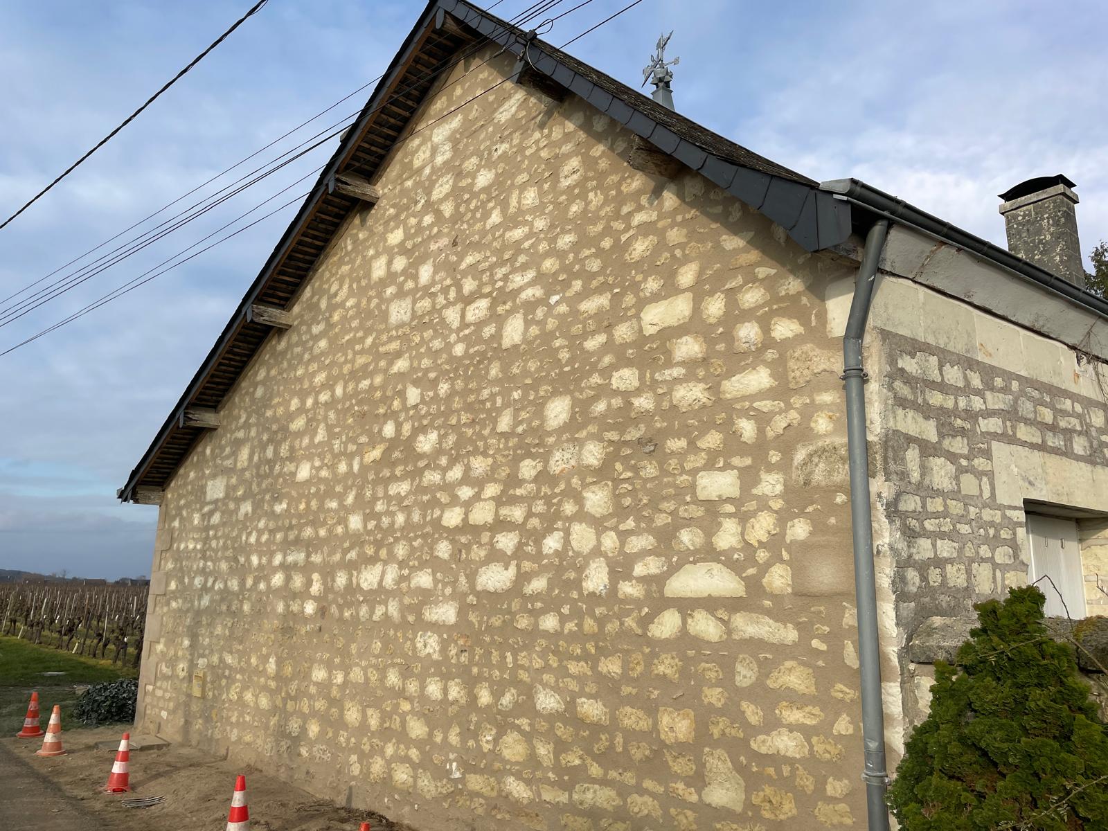 Façade en pierre rénovée